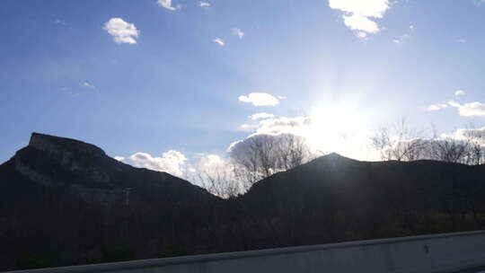 出行 路边风景 云彩 蓝天 光影 山