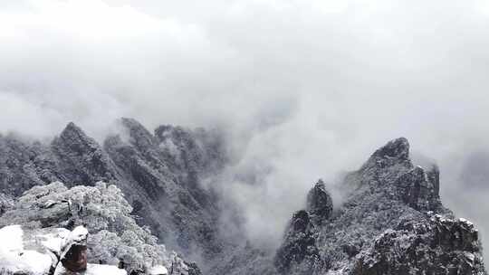 云雾缭绕的雪山景色 安徽黄山 怪石