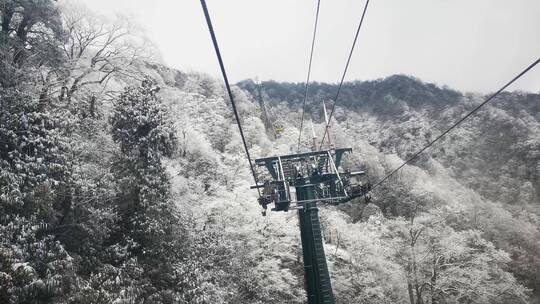 贵州铜仁梵净山索道观赏雪景