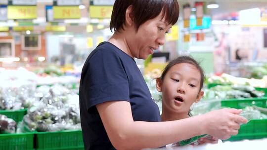 在超市购物的中国母女视频素材模板下载