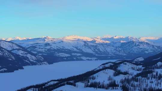 新疆阿勒泰冬季喀纳斯湖雪山水墨画雪景日出