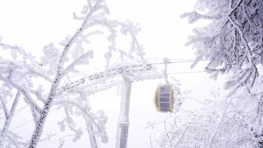 河南老君山雪后旅游索道缆车旅行