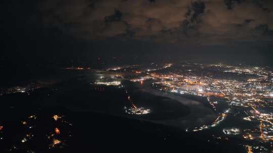 夜晚城市上空的云彩