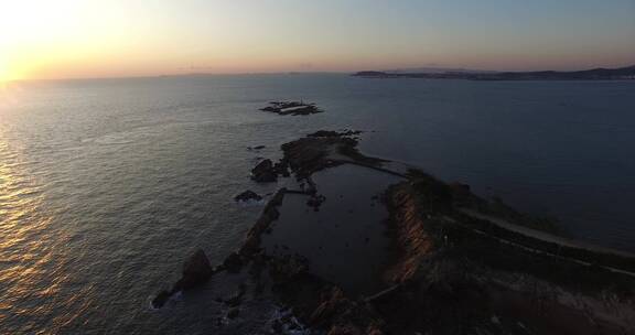 航拍威海刘公岛东泓海面的晨光