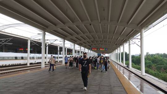 鹤壁市 高铁站 站台 候车人群