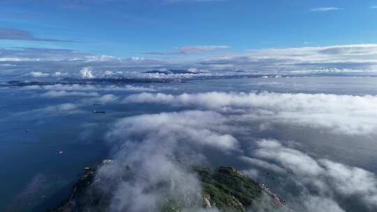 人间仙境海上大海海岛云雾缭绕航拍