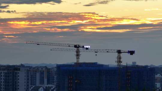 夕阳下的建筑工地塔吊