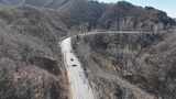 航拍山间蜿蜒公路高清在线视频素材下载