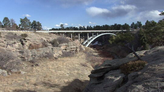 横跨小溪的桥景观视频素材模板下载
