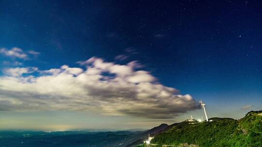 九宫山山顶风车星空月亮夜晚的天空白云延时