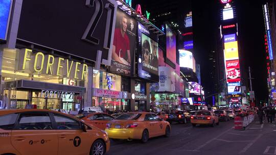 纽约时代广场夜晚出租车和明亮的霓虹灯广告