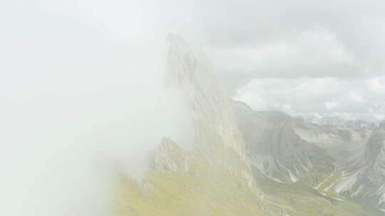 浓雾笼罩的山脉