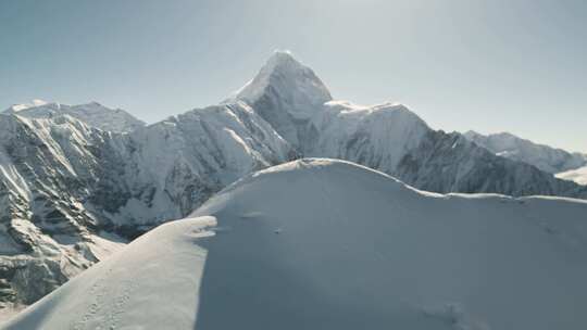 登山攀登雪山航拍