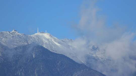 大理苍山顶雪山和蓝天白云延时摄影