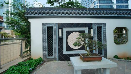 广西南宁现代化城市高楼中的传统园林庭院