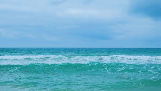 海南三亚大东海椰树林浪花海浪拍打沙滩海滩