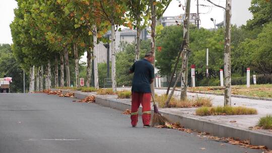 220719城市马路实拍视频 (24)环卫工人扫地视频素材模板下载