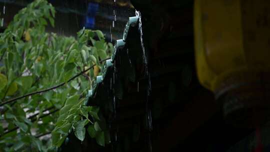 下雨天的古建筑风景