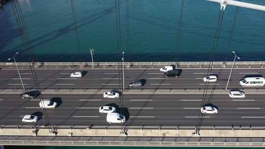 伊斯坦布尔博斯普鲁斯海峡大桥交通和海上鸟瞰图