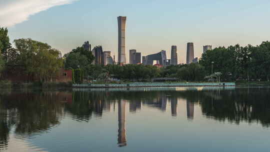北京CBD日转夜湖面城市倒影城市风光