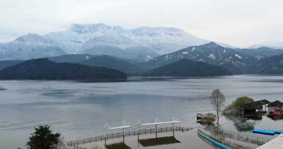 高清实拍瓦屋山雅女湖雪山湖泊