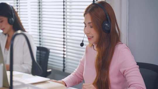 在办公企业工作的亚洲美女女商人呼叫中心。视频素材模板下载