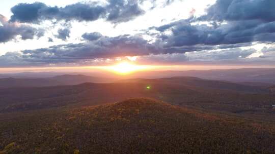 航拍秋季山林夕照