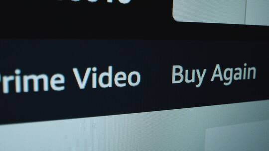 亚马逊上选择交易标签的跟踪镜头视频素材模板下载