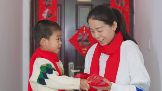 亚洲中国人母子家门口拜年新年快乐