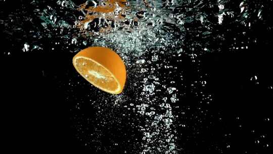 切开的橙子落水的慢镜头