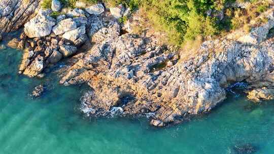 空中俯瞰岩石海岸边的碧绿海水