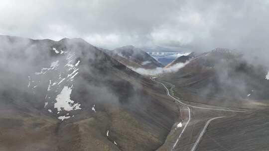 中国西藏山南无人机航拍高山云雾缭绕风景