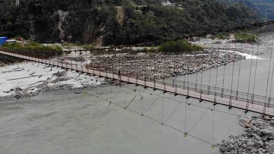 西藏林芝墨脱雅鲁藏布江大峡谷上的吊桥视频素材模板下载