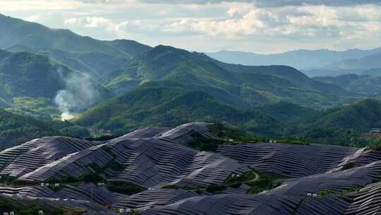 山地上的光伏太阳能发电航拍视频素材模板下载