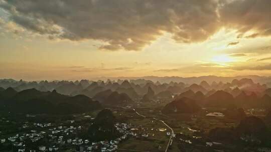 夕阳下的乡村与群山远景