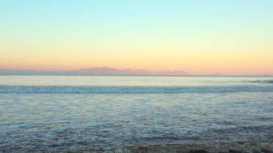 海浪拍打着海岸