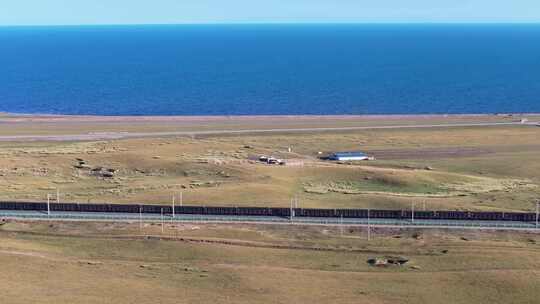 航拍青海湖断崖景区高原圣湖蓝天白云列车