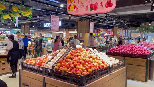 超市水果区购物的顾客横摇