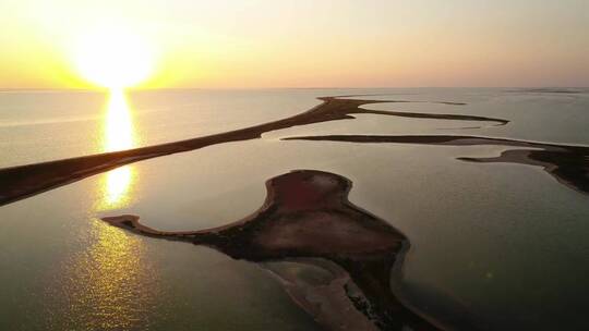 日出时分在岛屿上空拍摄的美丽航拍