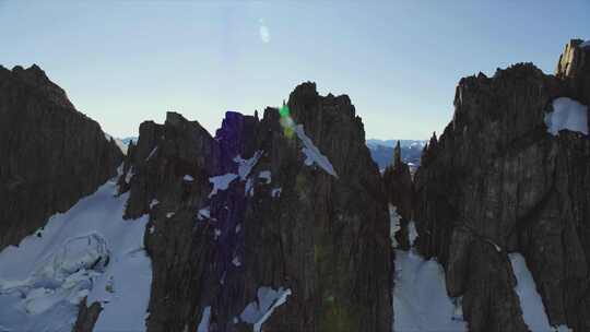新疆航拍飞跃雪山山顶震撼自然风景