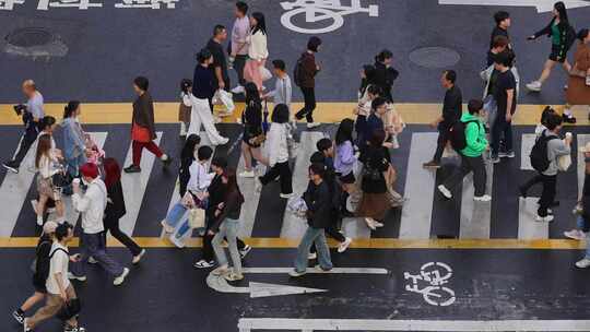 繁华街道路口斑马线人群过马路