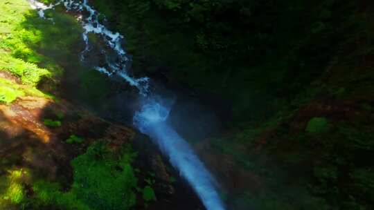 FPV穿越机无人机航拍森林瀑布河流山脉