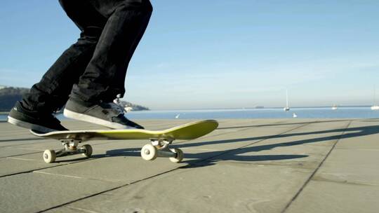年轻人玩滑板和做很酷的动作