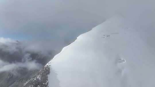 航拍攀登横断山脉乌库楚雪山山脊上的登山者