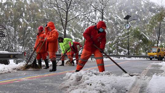 合集 暴雪后道路养护工人快速除雪保畅通