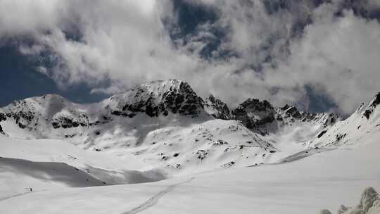 陆地冬季气候中的高海拔岩石雪尖山脊视频素材模板下载