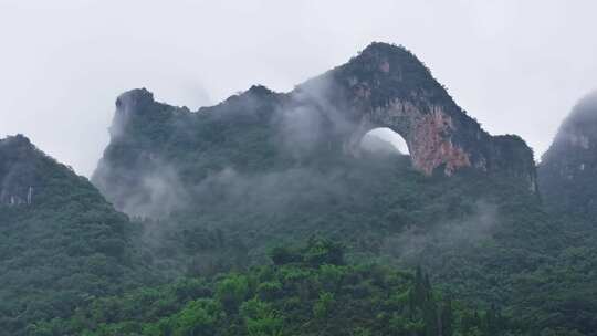 航拍云雾缭绕的桂林阳朔月亮山景区