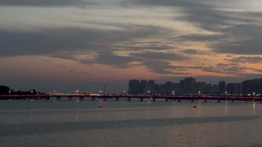 夜晚城市建筑楼房河流桥梁车流