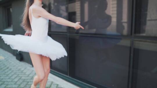 芭蕾舞女演员在人行道上跳舞