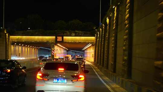 夜间开车行驶在城市道路夜晚城市车窗外风景